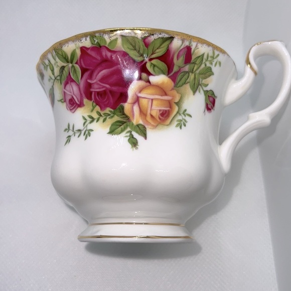 OLD COUNTRY ROSES FOOTED TEACUP AND SAUCER 1962 ROYAL ALBERT BONE CHINA - Picture 9 of 14